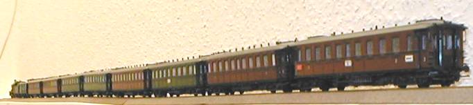 Der Zug von schr&auml;g hinten